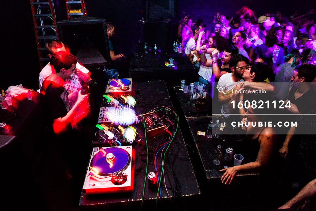 160821124 | 
Couple kissing in the crowd while Ben UFO (Ben Thomson) & Joy Orbison (Peter O'Grady) DJ B2B... | Team Chuubie