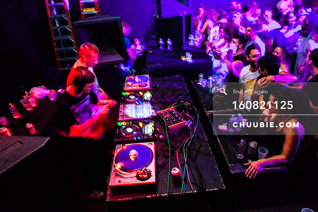 160821125 | 
Couple kissing in the crowd while Ben UFO (Ben Thomson) & Joy Orbison (Peter O'Grady) DJ B2B... | Team Chuubie