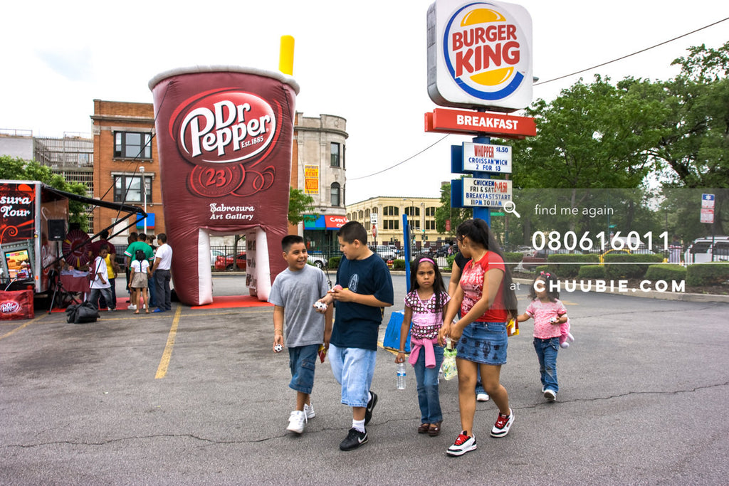 080613011 | 
Group of kids walking away from the inflatable art gallery with their prizes. Burger King sign i... | Team Chuubie