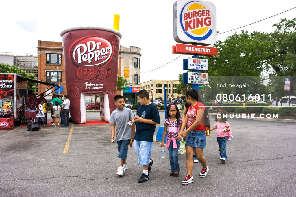 80613011 | 
Group of kids walking away from the inflatable art gallery with their prizes. Burger King sign i... | Team Chuubie