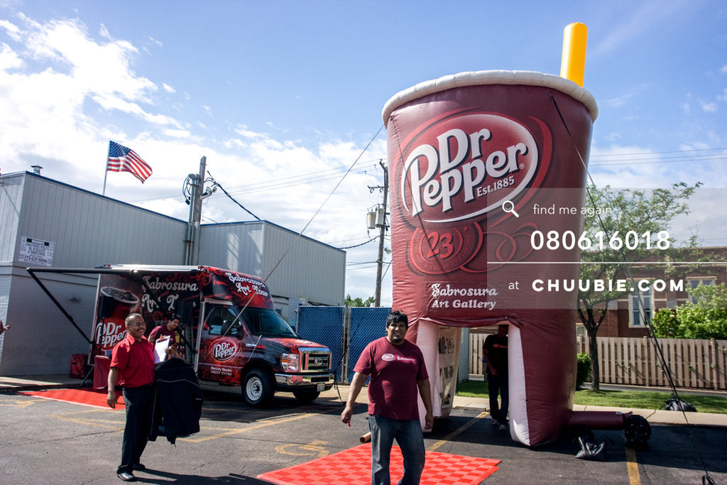 080613018 | 
Dr. Pepper ambassador team in front of the pop-up inflatable art gallery.
āDr. PepperĀ Sabrosura... | Team Chuubie