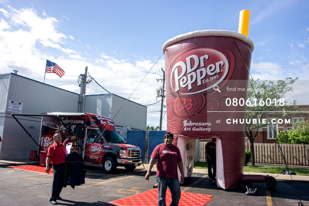80613018 | 
Dr. Pepper ambassador team in front of the pop-up inflatable art gallery.
āDr. PepperĀ Sabrosura... | Team Chuubie