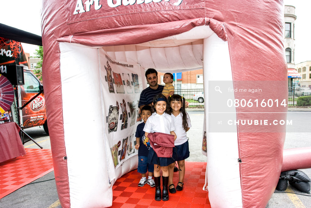 080613014 | 
Father and his four children stand inside the inflatable art gallery.

—Dr. Pepper Sabrosura mob... | Team Chuubie