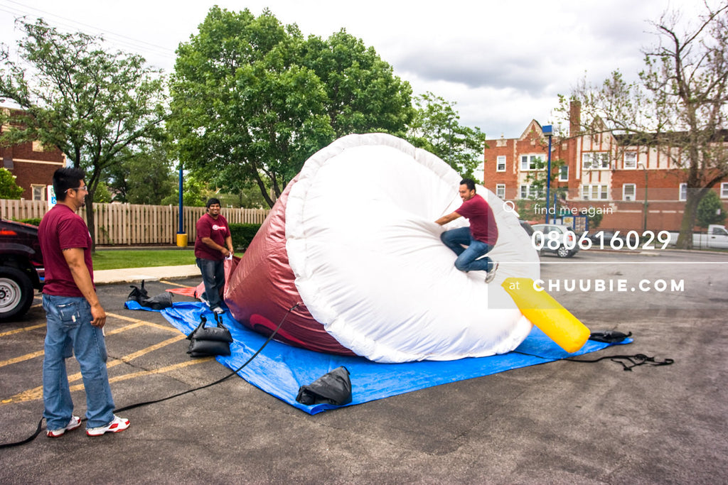 080613029 | 
Crew deflates the giant inflatable Dr Pepper, having some fun!

—Dr. Pepper Sabrosura mobile tou... | Team Chuubie