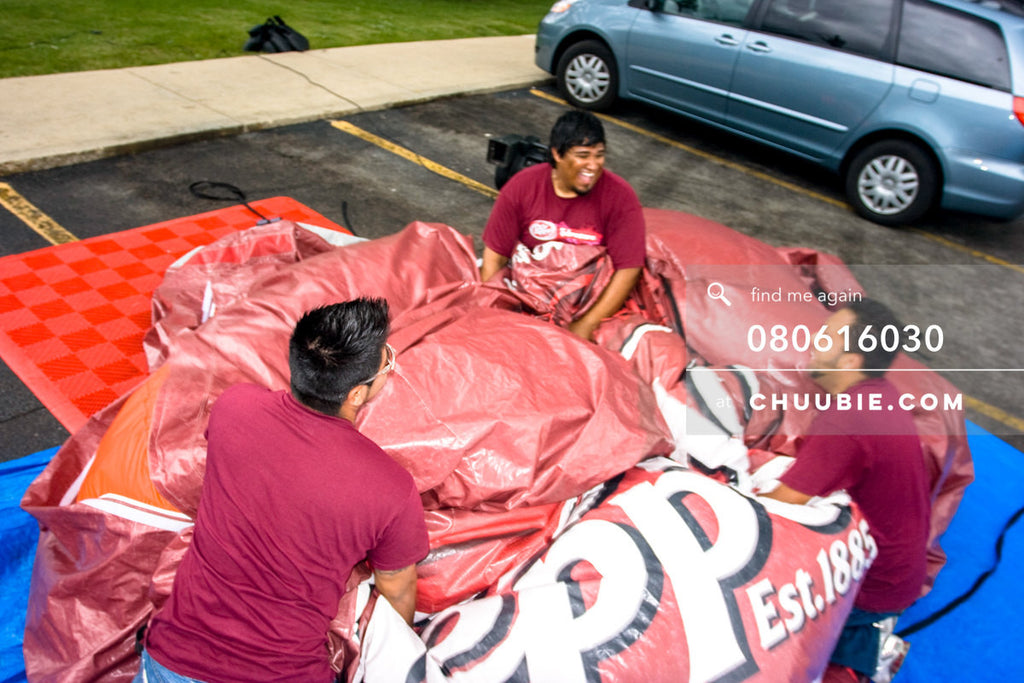 080613030 | 
Crew deflates the giant inflatable Dr Pepper, having some fun!

—Dr. Pepper Sabrosura mobile tou... | Team Chuubie